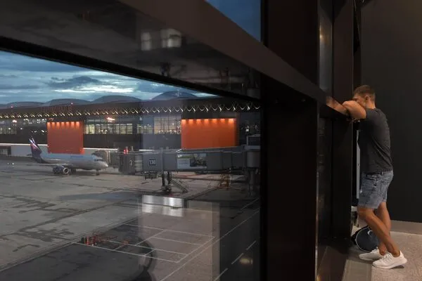 Спортсмен B пассажиры зала ожидания в международных аэропортах