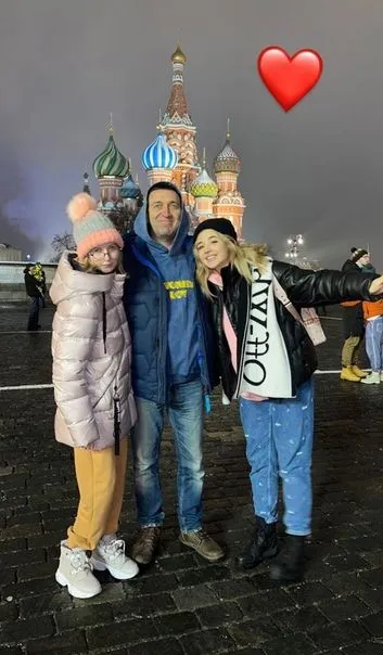 Аня с отцом и сестрой на Красной площади.