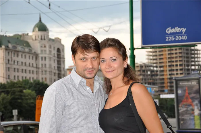 Ходят слухи, что Ольга Рогинова ушла от него к другой женщине.