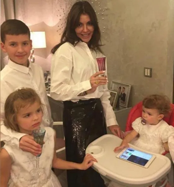 Алиса Казьмина с детьми.