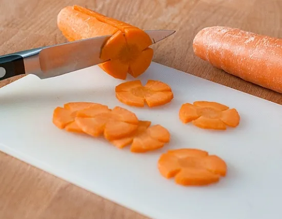 Нарежьте морковь