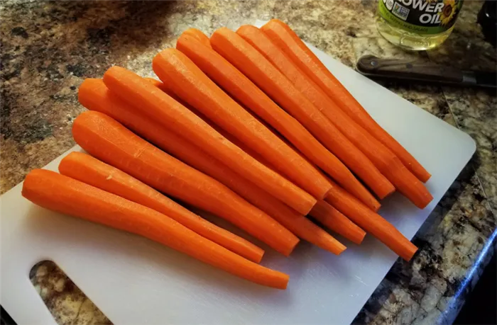 Морковь, готовую к очистке и нарезке