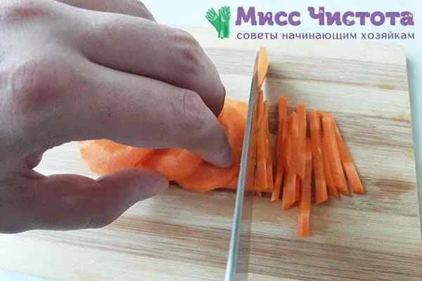 Нарежьте морковь на кусочки среднего размера