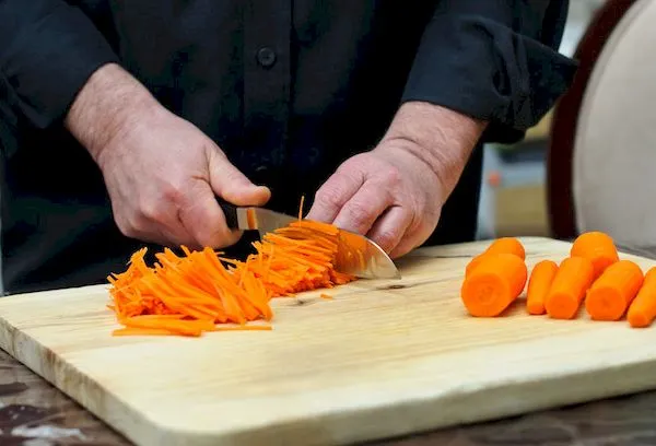 Нарежьте морковь ножом