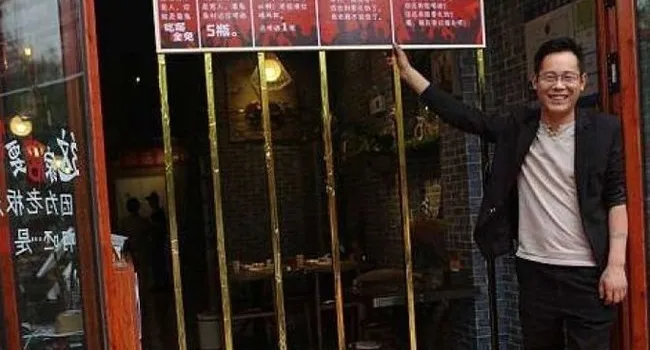 Слабые китайцы едят в ресторанах бесплатно.