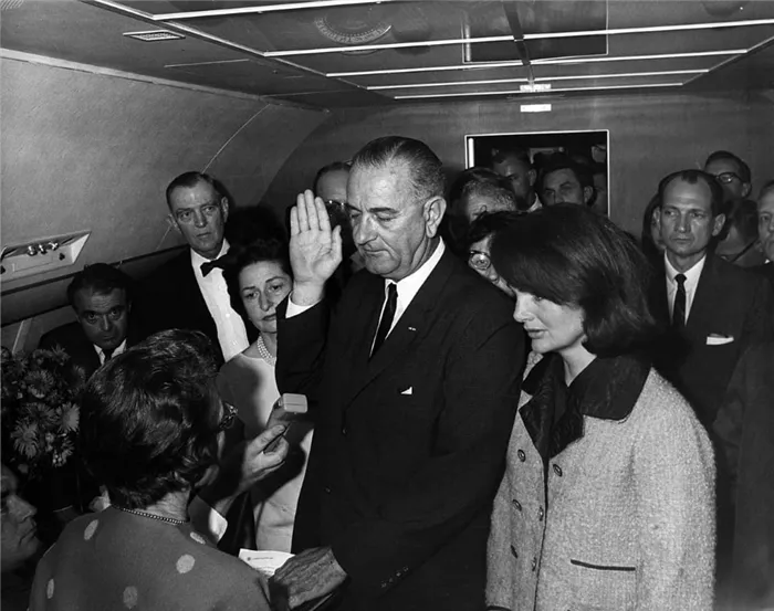 Джонсон приводит к присяге ВВС-1 в день убийства Кеннеди.