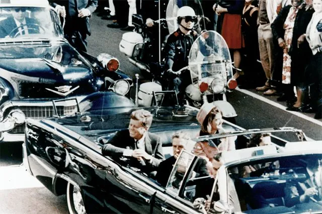 Джон Кеннеди и его жена в лимузине за несколько минут до взрыва.