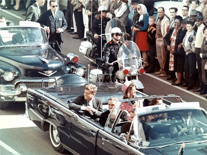 Джон Кеннеди с женой в лимузине незадолго до расстрела.