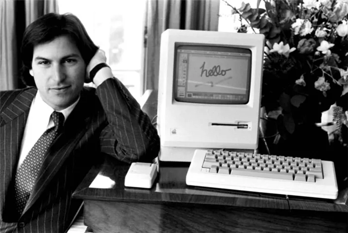 Стив работает рядом со своим первым компьютером Mackentosh