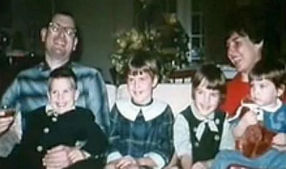 Маленький Том Круз (слева) с родителями и сестрами