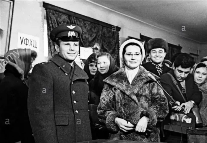 Валентина Гагарина с дочерью Юрием Гагариным