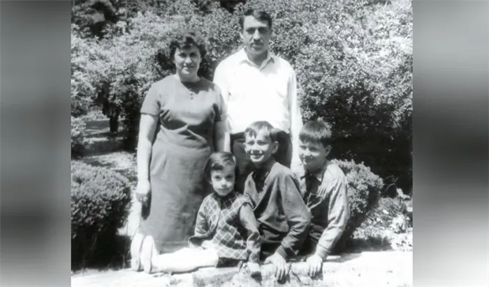Маленький Валерий Меладзе с родителями, братьями и сестрами