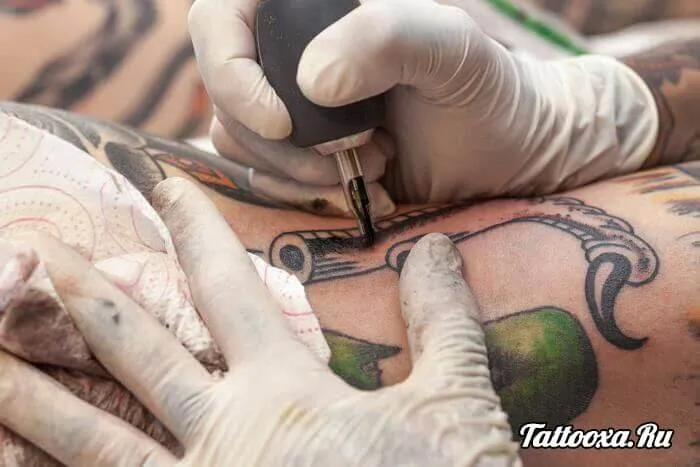 Узнайте, больно ли делать татуировку и как облегчить боль.