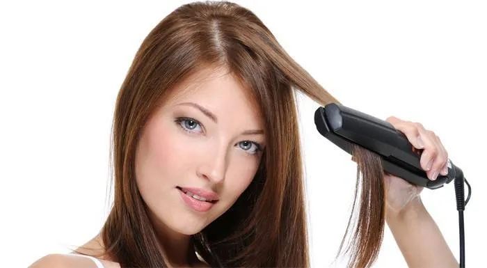 Выпрямите вьющиеся волосы утюжком для волос