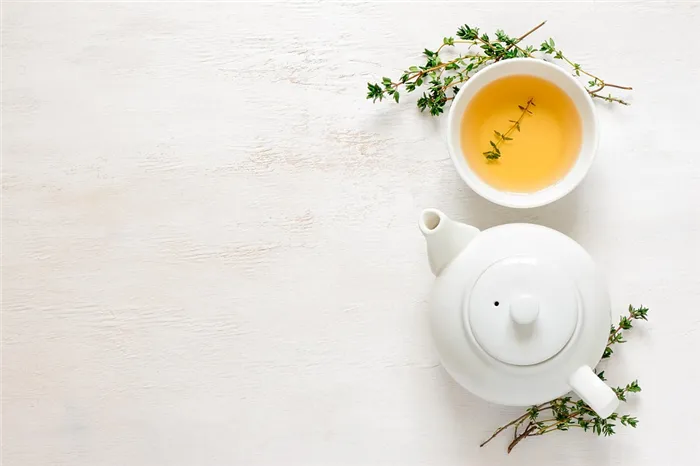 Регулярное употребление зеленого чая помогает организму регулировать выработку гормонов. Это способствует снижению веса.