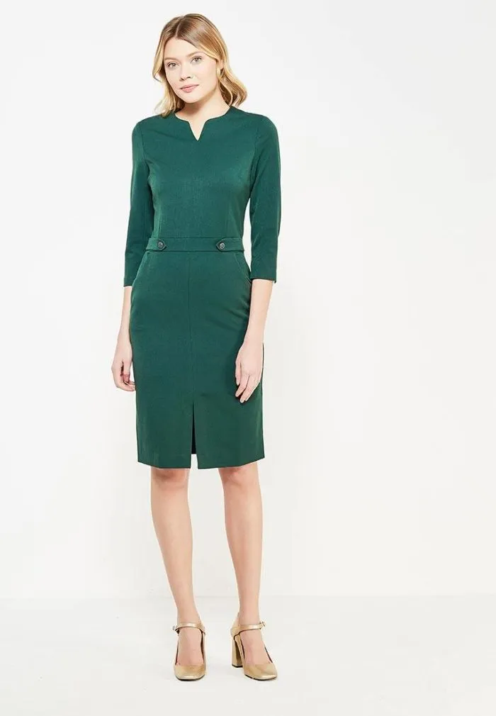 Классическое зеленое платье с разрезами