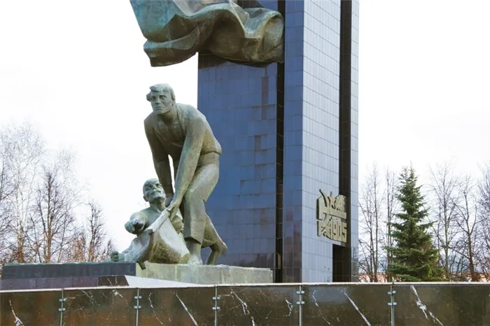 Поднять знамя у Ивановского обелиска