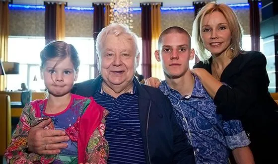Марина Здина с Олегом Табаковым и его детьми.