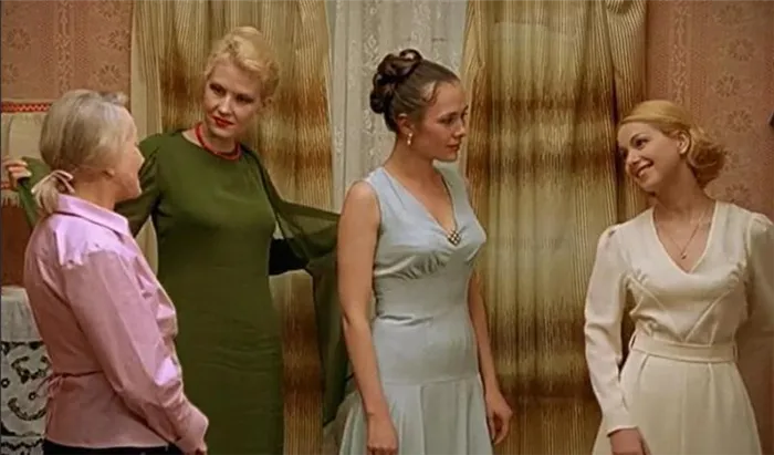 Татьяна, Альбина, Галина и Марина обсуждают дома.