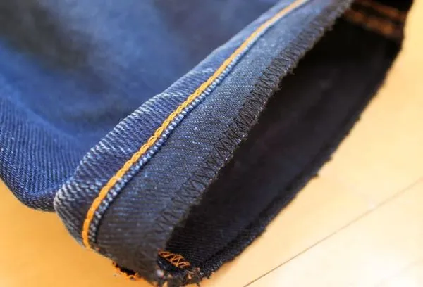 Резка джинсовой ткани.