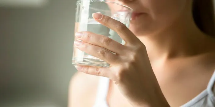 Женщины пьют воду.