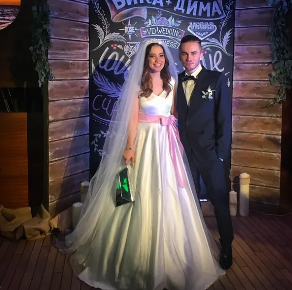 Виктория Дайнеко со своим свадебным платьем