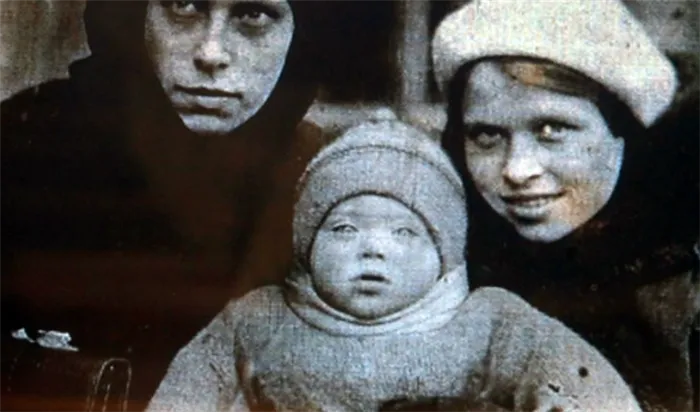 Алиса Фрейндлих в детстве (фото: с матерью и тетей).