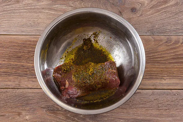 Нарежьте говядину на стейки и натрите специями.