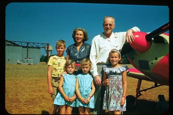Элон Маск со своими бабушкой и дедушкой в детстве.