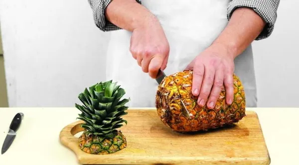 Как красиво нарезать ананас для стола. Фото.