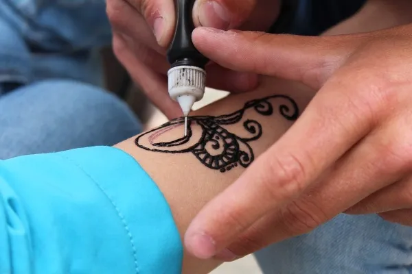 Как сделать временную татуировку на 2 недели или 3 месяца с помощью карандаша для глаз, принтера, хны и ручки