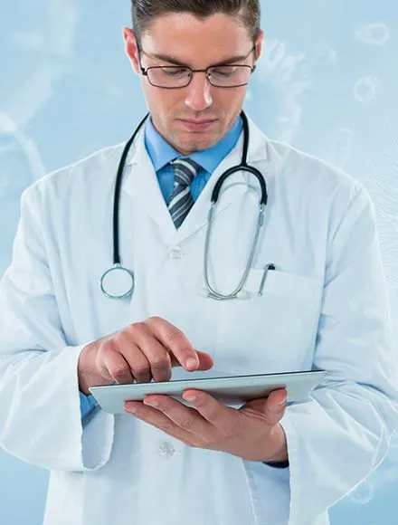 Мужчина-врач с планшетом в руке