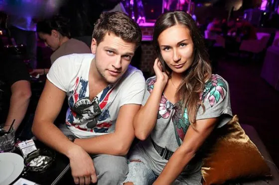 На фото: Кирилл Нагиев и его девушка Юлия Мельникова.