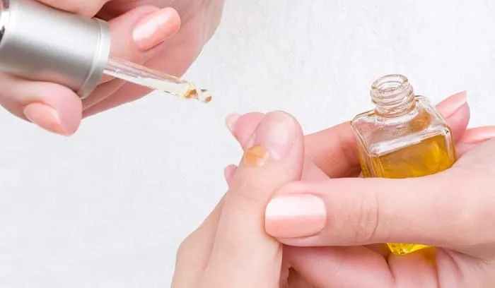 Как укрепить слоящиеся ногти: втирать масло в ногти