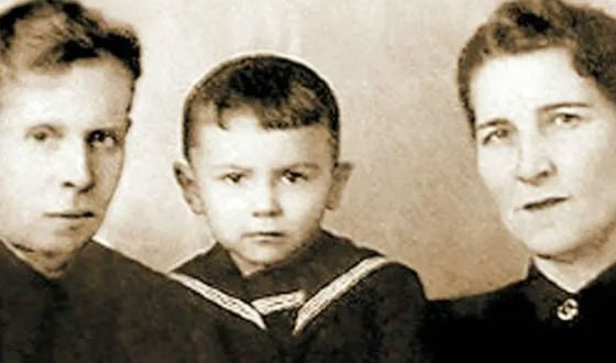 Юная Валерия Леонтьева с родителями.