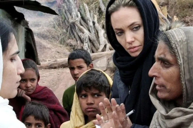 Анджелина Джоли в Пакистане в 2005 году.