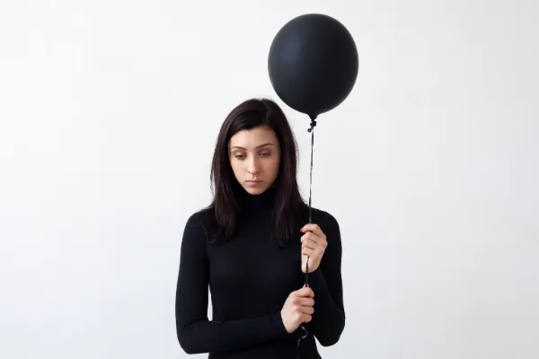 Одинокие женщины с воздушными шарами.