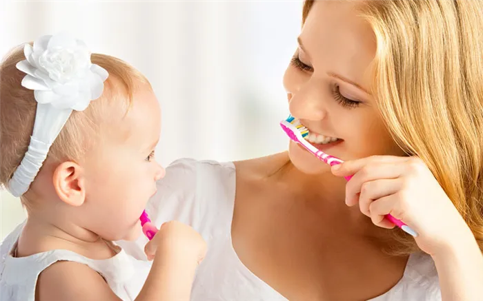  Рекомендуется учить детей чистить зубы в игровой форме с момента появления первого зуба.