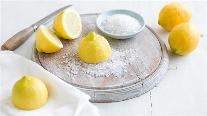 Лимонный сок и соль для удаления пятен от пота