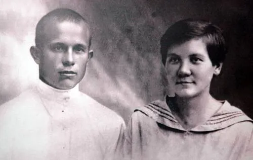 Никита Хрущев со своей второй женой и внуками