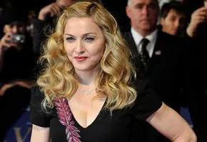 Мадонна вышла на публику с сыном в платье с декольте