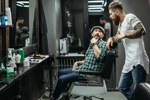 Мужчина объясняет свою стрижку парикмахеру