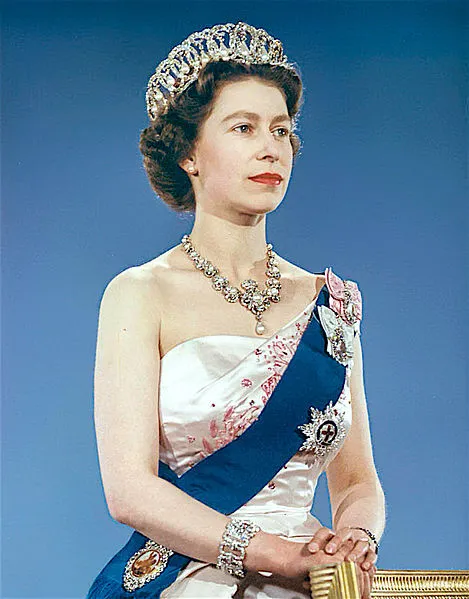 Королева Елизавета II с диадемой Владимира