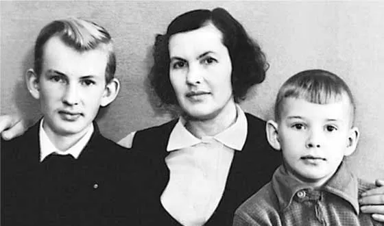 Маленький Саша Абдулов (справа) с мамой и братом Владимиром