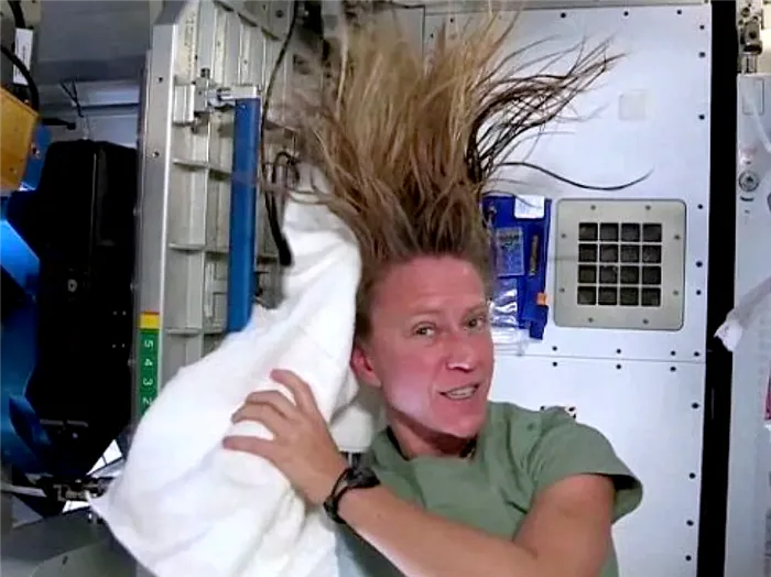 Как астронавты моются в космосе