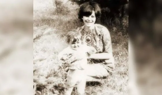 Анжелика Варум в детстве с мамой