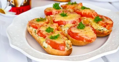 Бутерброд в духовке с сыром и помидором