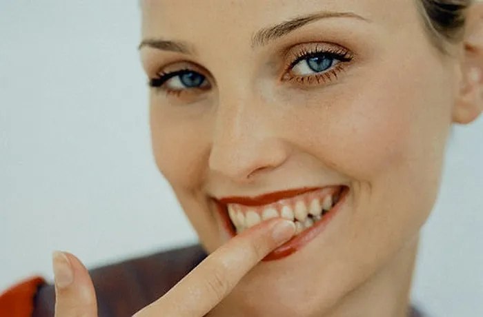 Зубные щетки можно заменить обычными пальцами. /Фото: pinterest.ru