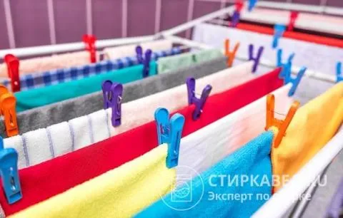 Напольные сушилки можно использовать для развешивания одежды в небольших помещениях