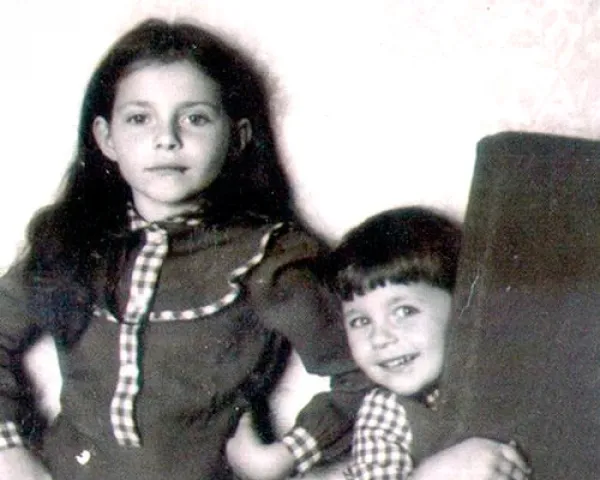 Екаталина Гусева в детстве со своей сестрой Анастасией